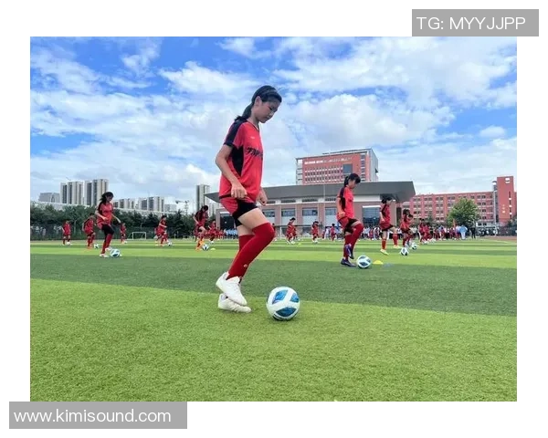 呆妹与足球明星的奇妙冒险：从校园到绿茵场的青春故事