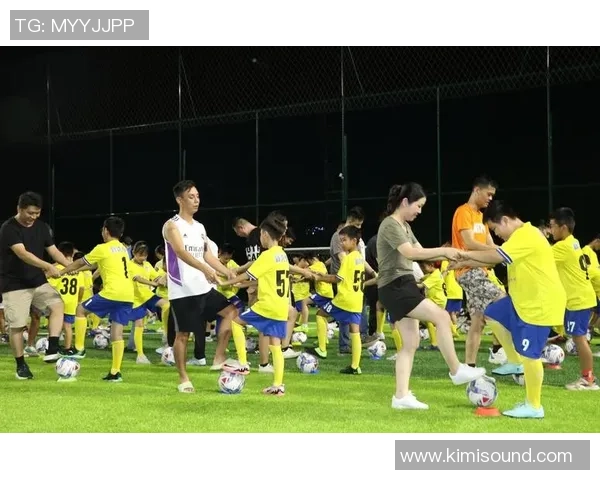 足球明星亲子时光看子女踢球展现天赋与梦想的传承 足球明星亲子时光看子女踢球展现天赋与梦想的传承