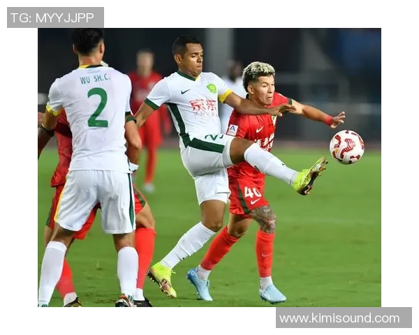 足球明星展现运动魅力穿着时尚运动服引领潮流风尚